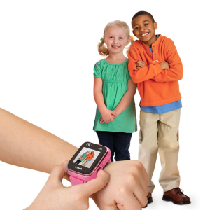 Imagen de niños haciéndose fotos con el reloj inteligente kidizoom